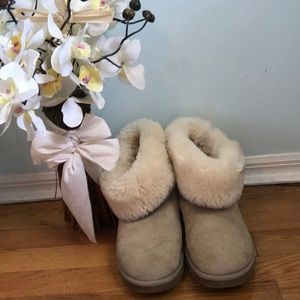 Size 10 cozy uggs as is:)